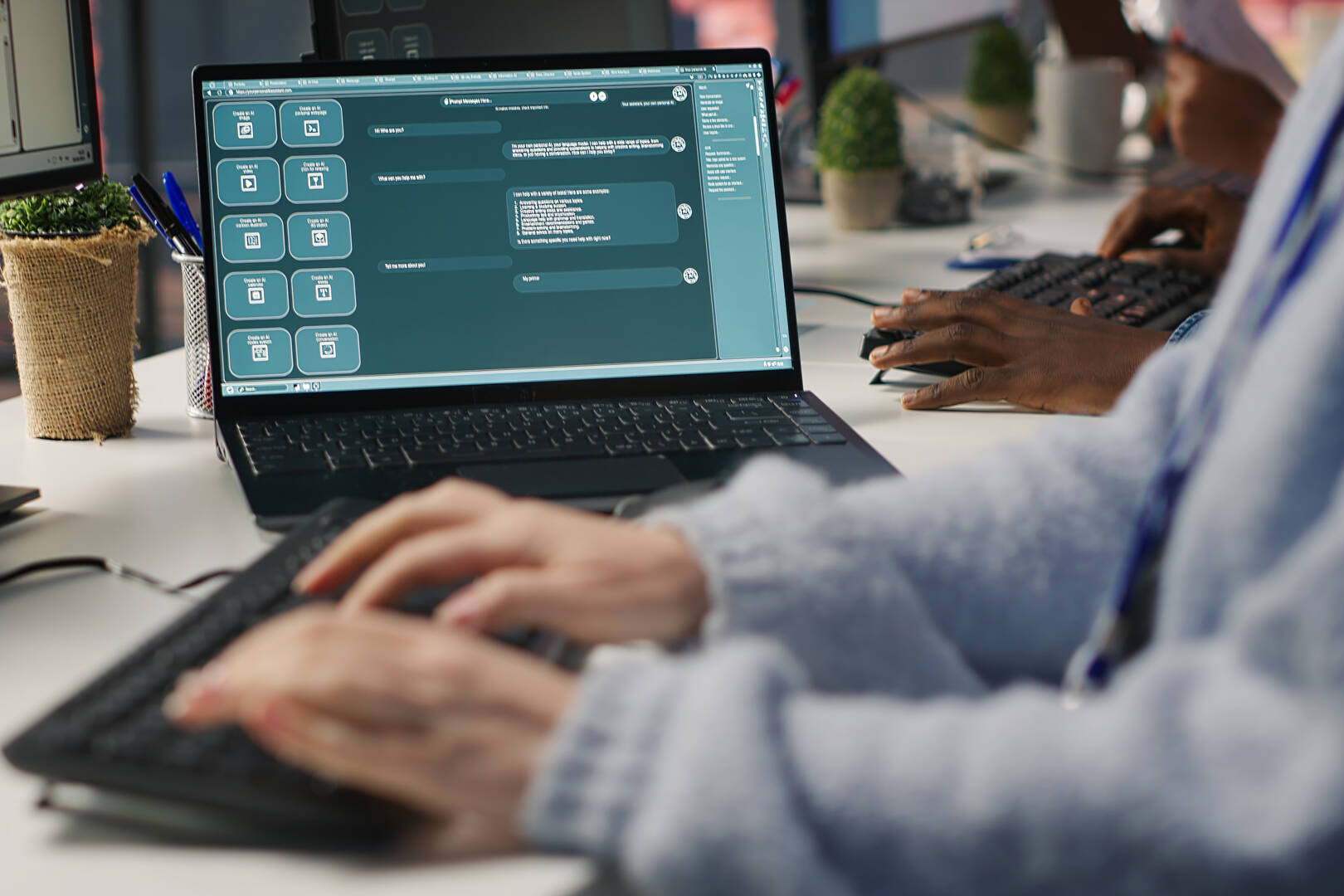 Professionnels utilisant une plateforme numérique dans le cadre d’un projet d’adoption technologique et de transformation numérique en entreprise.