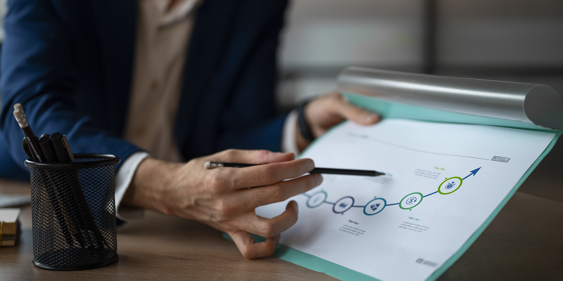 Professionnel analysant un schéma stratégique illustrant la création d’une proposition de valeur pour une entreprise.