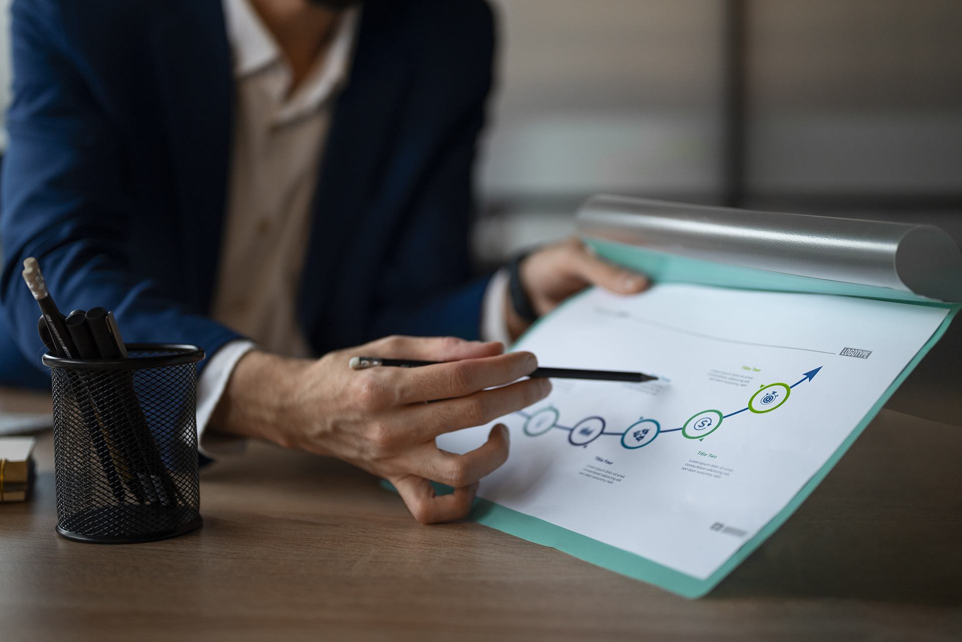 Professionnel analysant un schéma stratégique illustrant la création d’une proposition de valeur pour une entreprise.